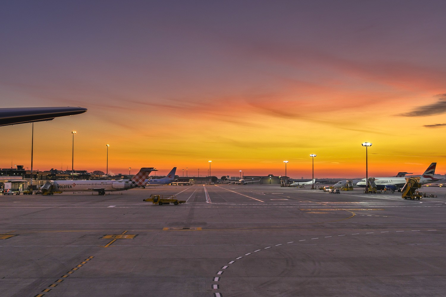 aereo che decolla al tramonto