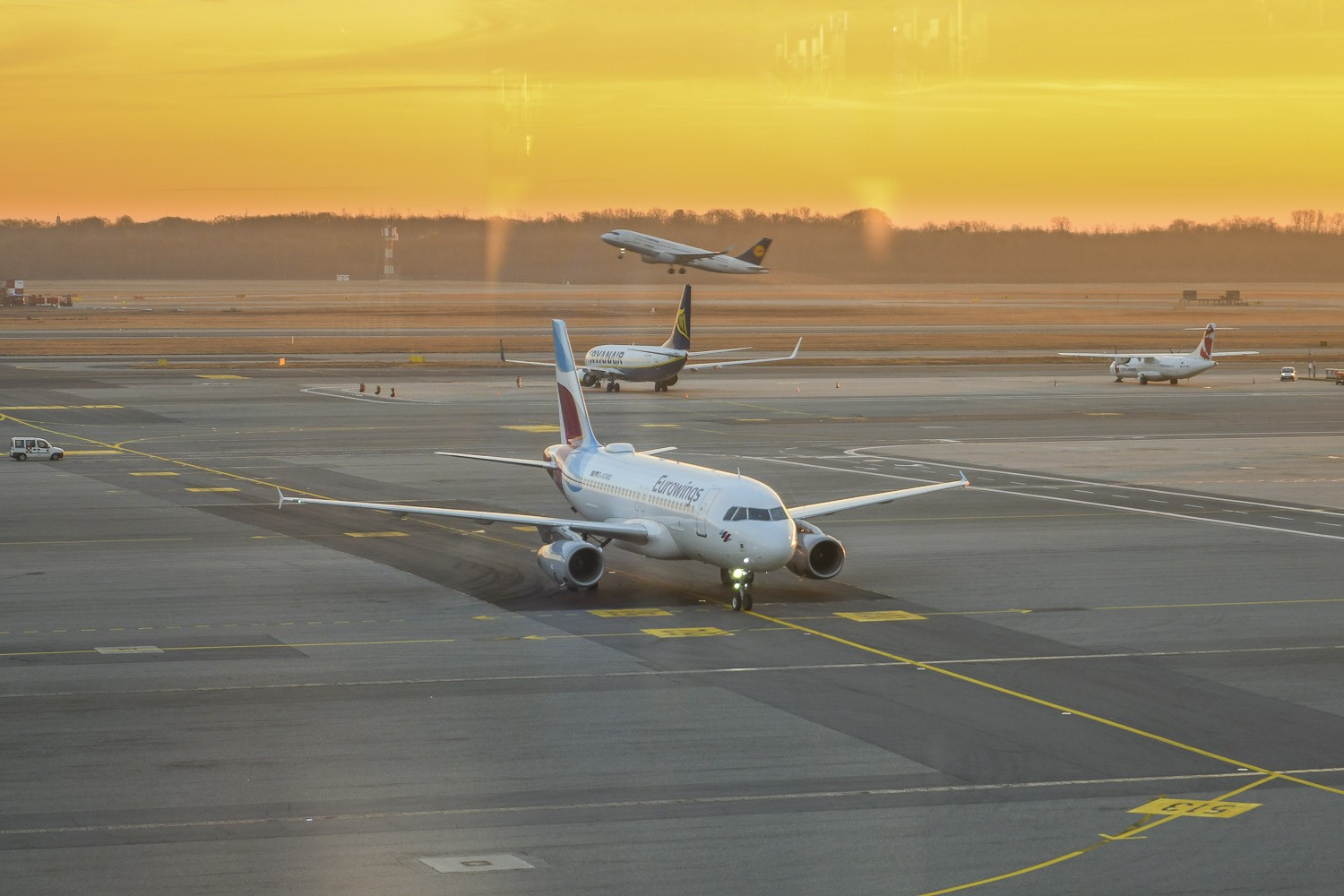 aereo che decolla al tramonto